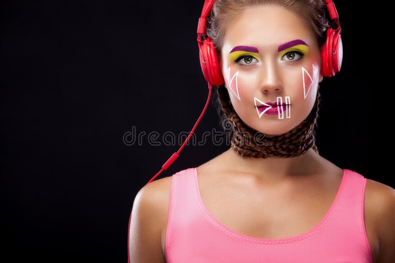 Η σύγχρονη νέα γυναίκα με την τέχνη makeup απολαμβάνει τη μουσική στα ακουστικά Θετικές συγκινήσεις, ελεύθερος χρόνος διάστημα αν στοκ φωτογραφία Η σύγχρονη νέα γυναίκα με την τέχνη makeup απολαμβάνει τη μουσική στα ακουστικά Θετικές συγκινήσεις, ελεύθερος χρόνος διάστημα αν στοκ φωτογραφία