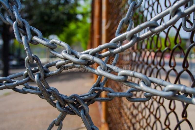 Η σύγχυση των αλυσίδων στο φράκτη Chainlink, κλείνει επάνω στοκ φωτογραφίες με δικαίωμα ελεύθερης χρήσης Η σύγχυση των αλυσίδων στο φράκτη Chainlink, κλείνει επάνω στοκ φωτογραφίες με δικαίωμα ελεύθερης χρήσης