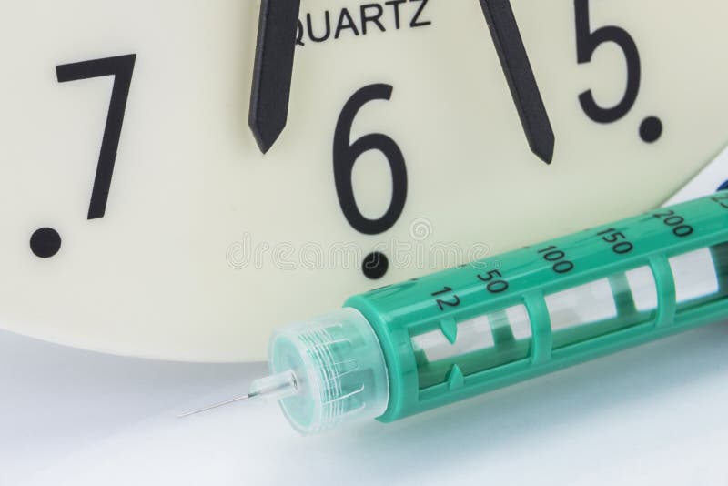 Η σύριγγα Insuline, το ρολόι παρουσιάζει το χρόνο του φαρμάκου στοκ φωτογραφίες με δικαίωμα ελεύθερης χρήσης Η σύριγγα Insuline, το ρολόι παρουσιάζει το χρόνο του φαρμάκου στοκ φωτογραφίες με δικαίωμα ελεύθερης χρήσης