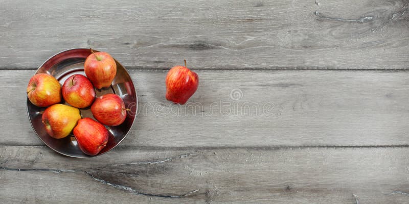 Η τοπ άποψη Teble ευρέως, δεξιά πλευρά είναι διαστημική για το κείμενο κόκκινου ώριμου στοκ εικόνες