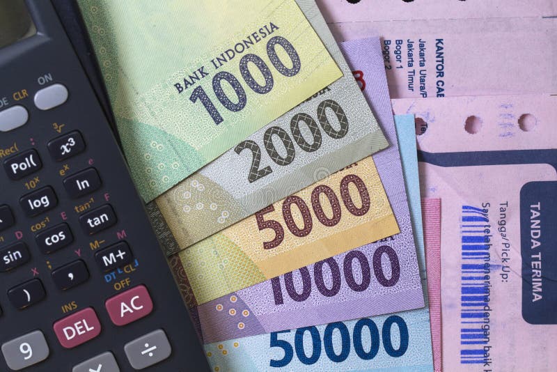 Η τοπ άποψη/επίπεδος βάζει της κατανάλωσης χρημάτων και του υπολογισμού πληρωμών που διευκρινίζονται με την παραλαβή, τα τραπεζογ στοκ εικόνα με δικαίωμα ελεύθερης χρήσης Η τοπ άποψη/επίπεδος βάζει της κατανάλωσης χρημάτων και του υπολογισμού πληρωμών που διευκρινίζονται με την παραλαβή, τα τραπεζογ στοκ εικόνα με δικαίωμα ελεύθερης χρήσης