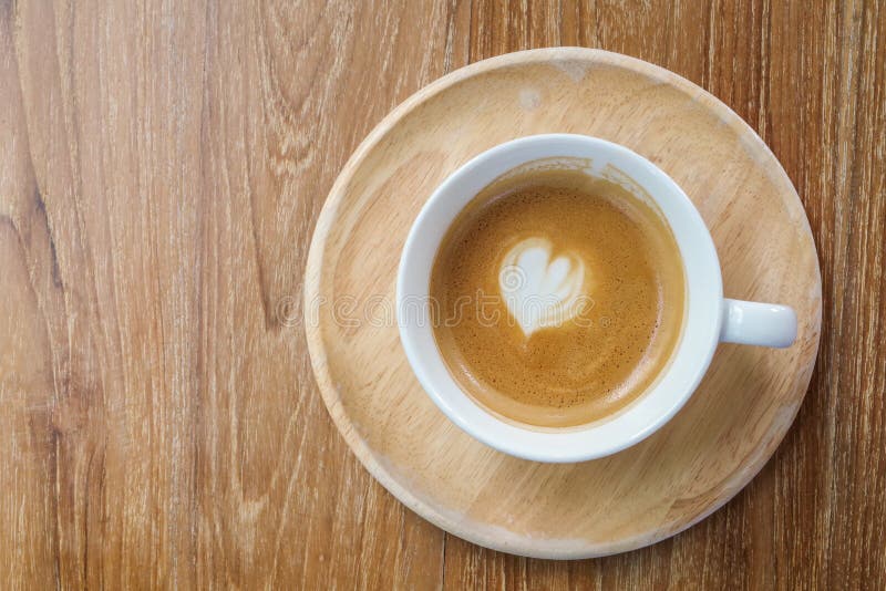 Η τοπ άποψη του καυτού καφέ latte κοιλαίνει με το μίνι διαμορφωμένο καρδιά FOA γάλακτος στοκ φωτογραφία Η τοπ άποψη του καυτού καφέ latte κοιλαίνει με το μίνι διαμορφωμένο καρδιά FOA γάλακτος στοκ φωτογραφία