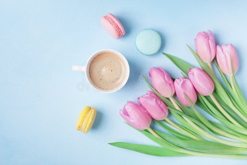 Η τουλίπα άνοιξη ανθίζει, ζωηρόχρωμοι macaroons και καφές στην μπλε άποψη επιτραπέζιων κορυφών κρητιδογραφιών Όμορφο πρόγευμα την στοκ φωτογραφίες