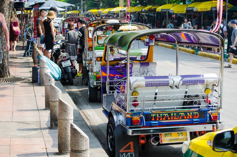 Η τρίτροχη μοτοσικλέτα Tuk-tuk-tuks ή ` SAM lor ` είναι αγαπημένος τρόπος γύρω από τη Μπανγκόκ, η εικόνα στην αγορά Jatuchak στοκ φωτογραφία με δικαίωμα ελεύθερης χρήσης Η τρίτροχη μοτοσικλέτα Tuk-tuk-tuks ή ` SAM lor ` είναι αγαπημένος τρόπος γύρω από τη Μπανγκόκ, η εικόνα στην αγορά Jatuchak στοκ φωτογραφία με δικαίωμα ελεύθερης χρήσης
