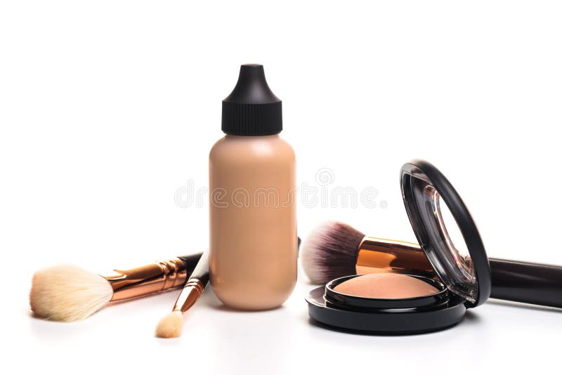 Η υγρές κρέμα και η σκιά ιδρύματος makeup, κοκκινίζουν, κονιοποιούν, ο γλύπτης σε ένα πακέτο με αποτελεί τις βούρτσες σε ένα άσπρ στοκ εικόνες με δικαίωμα ελεύθερης χρήσης Η υγρές κρέμα και η σκιά ιδρύματος makeup, κοκκινίζουν, κονιοποιούν, ο γλύπτης σε ένα πακέτο με αποτελεί τις βούρτσες σε ένα άσπρ στοκ εικόνες με δικαίωμα ελεύθερης χρήσης