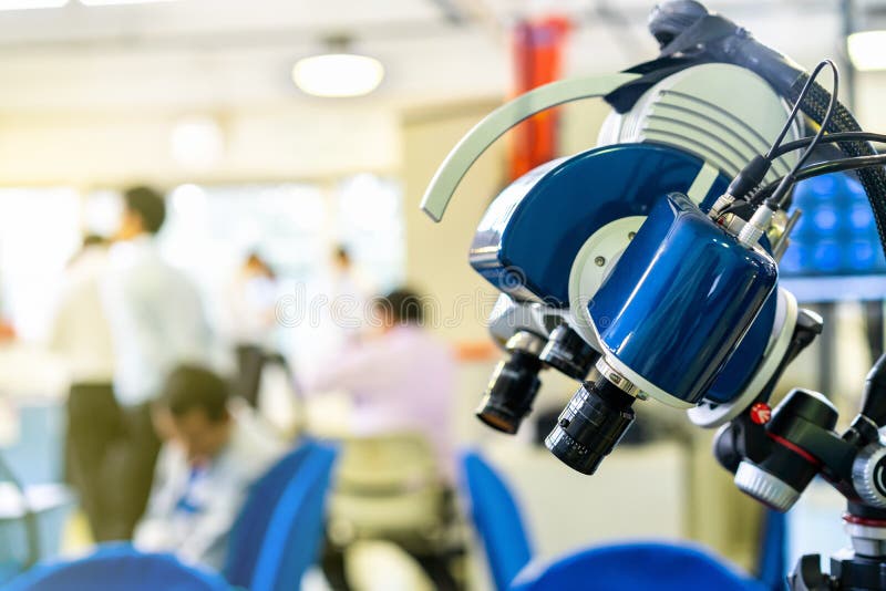 Η υψηλή τεχνολογία και το σύγχρονο αυτόματο τρισδιάστατο λέιζερ ανιχνεύουν για τη μέτρηση ή την αντίστροφη βιομηχανική κατασκευή στοκ φωτογραφία