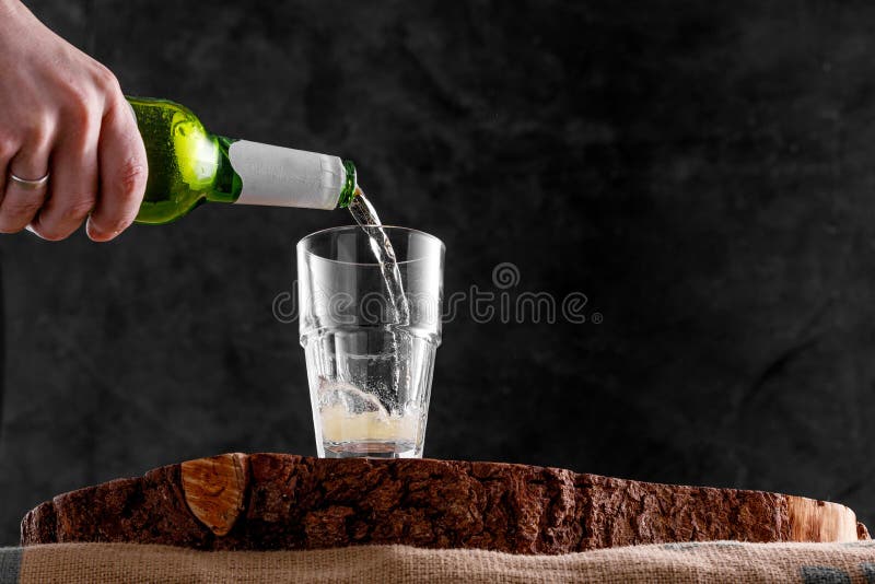 Η φρέσκια μπύρα χύνεται από ένα μπουκάλι goblet γυαλιού Κινηματογράφηση σε πρώτο πλάνο στοκ εικόνες Η φρέσκια μπύρα χύνεται από ένα μπουκάλι goblet γυαλιού Κινηματογράφηση σε πρώτο πλάνο στοκ εικόνες