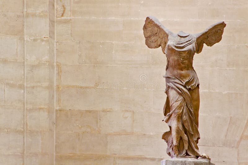 Η ΦΤΕΡΩΤΗ ΝΙΚΗ ΤΗΣ ΣΑΜΟΘΡΆΚΗΣ ΣΤΟ ΛΟΎΒΡΟ στοκ εικόνες με δικαίωμα ελεύθερης χρήσης