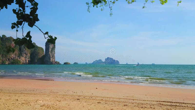 Η φυσική παραλία πιθήκων, AO Nang, Krabi, Ταϊλάνδη απόθεμα βίντεο
