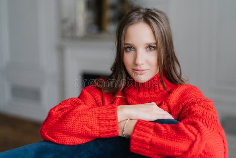 Η φωτογραφία της νέας καλής γυναίκας brunette lookng απολαμβάνει τη ημέρα αδείας στο σπίτι, πρέπει σοβαρός να εξετάσει τη κάμερα, στοκ φωτογραφίες με δικαίωμα ελεύθερης χρήσης Η φωτογραφία της νέας καλής γυναίκας brunette lookng απολαμβάνει τη ημέρα αδείας στο σπίτι, πρέπει σοβαρός να εξετάσει τη κάμερα, στοκ φωτογραφίες με δικαίωμα ελεύθερης χρήσης