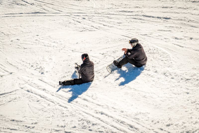Η χειμερινή σκηνή, δύο snowboarders στηρίζεται στοκ φωτογραφίες με δικαίωμα ελεύθερης χρήσης Η χειμερινή σκηνή, δύο snowboarders στηρίζεται στοκ φωτογραφίες με δικαίωμα ελεύθερης χρήσης