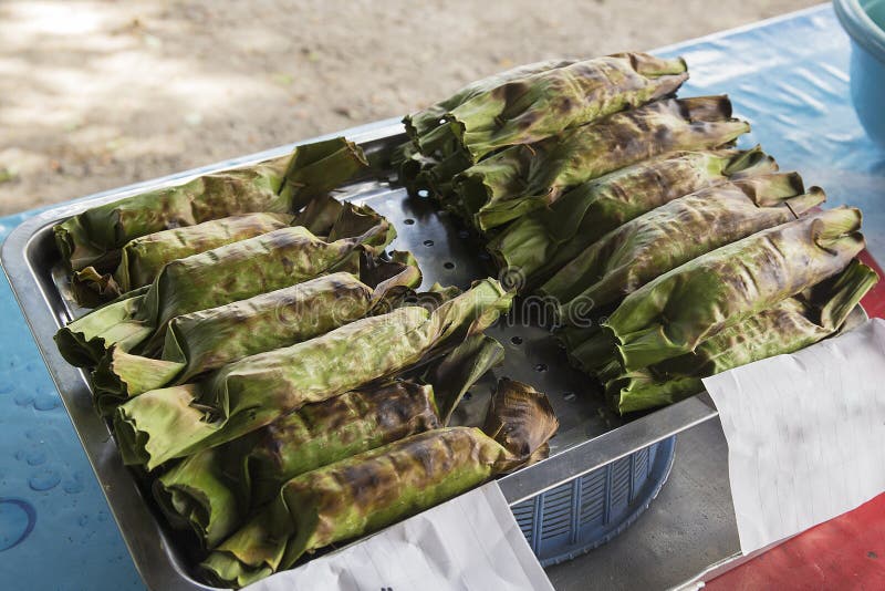 Η ψημένη στη σχάρα μπανάνα βγάζει φύλλα τυλιγμένος με την ταϊλανδική έρημο το κολλώδες ρύζι στοκ φωτογραφία Η ψημένη στη σχάρα μπανάνα βγάζει φύλλα τυλιγμένος με την ταϊλανδική έρημο το κολλώδες ρύζι στοκ φωτογραφία