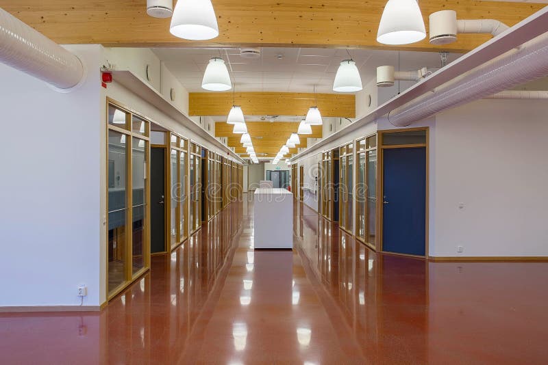 Η όμορφη αίθουσα σε ένα σύγχρονο κτήριο με πολλαπλασιάζει τα δωμάτια γραφείων που απομονώνονται Άσπροι τοίχοι και red-brown γυαλι στοκ φωτογραφία με δικαίωμα ελεύθερης χρήσης Η όμορφη αίθουσα σε ένα σύγχρονο κτήριο με πολλαπλασιάζει τα δωμάτια γραφείων που απομονώνονται Άσπροι τοίχοι και red-brown γυαλι στοκ φωτογραφία με δικαίωμα ελεύθερης χρήσης