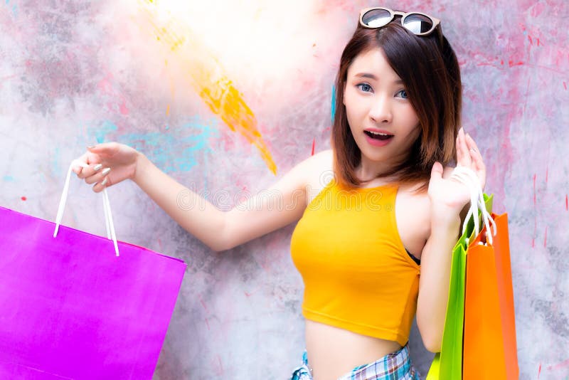 Η όμορφη γυναίκα είναι shopaholic Η πανέμορφη γυναίκα δεν μπορεί να σταματήσει, στοκ εικόνες με δικαίωμα ελεύθερης χρήσης Η όμορφη γυναίκα είναι shopaholic Η πανέμορφη γυναίκα δεν μπορεί να σταματήσει, στοκ εικόνες με δικαίωμα ελεύθερης χρήσης