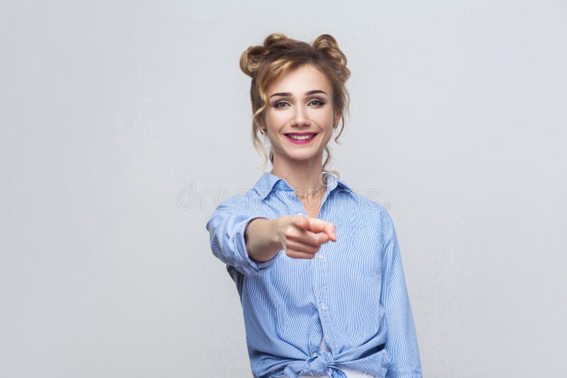 Η όμορφη γυναίκα, που φορά το μπλε πουκάμισο, που έχει την ευτυχία κοιτάζει, στοκ εικόνες με δικαίωμα ελεύθερης χρήσης Η όμορφη γυναίκα, που φορά το μπλε πουκάμισο, που έχει την ευτυχία κοιτάζει, στοκ εικόνες με δικαίωμα ελεύθερης χρήσης