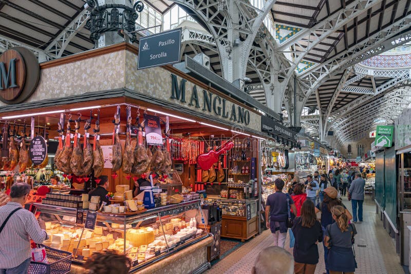 Η όμορφη εσωτερική αγορά Mercat Central, συμπεριλαμβανομένου ενός θαλάμου με τυριά και ζαμπόν, Βαλένθια, Ισπανία στοκ εικόνες με δικαίωμα ελεύθερης χρήσης Η όμορφη εσωτερική αγορά Mercat Central, συμπεριλαμβανομένου ενός θαλάμου με τυριά και ζαμπόν, Βαλένθια, Ισπανία στοκ εικόνες με δικαίωμα ελεύθερης χρήσης