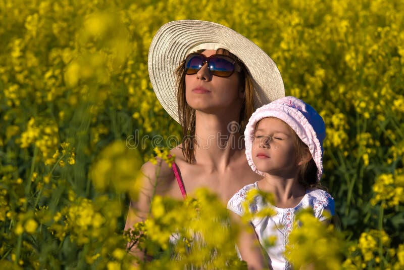 η όμορφη κόρη η μητέρα της χαλαρώνει τις νεολαίες στοκ φωτογραφίες με δικαίωμα ελεύθερης χρήσης η όμορφη κόρη η μητέρα της χαλαρώνει τις νεολαίες στοκ φωτογραφίες με δικαίωμα ελεύθερης χρήσης