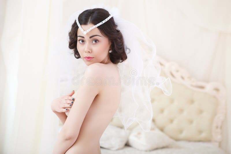 Η όμορφη νύφη Brunette παίρνει έτοιμη στοκ εικόνα με δικαίωμα ελεύθερης χρήσης