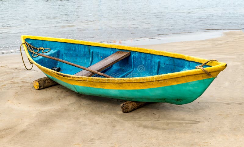 Η όμορφη φωτογραφία το κανό αλιείας, το κανό είναι χρωματισμένο ζωηρόχρωμος με τον παραδοσιακό ασιατικό τρόπο Είναι μη απασχόληση στοκ εικόνα με δικαίωμα ελεύθερης χρήσης Η όμορφη φωτογραφία το κανό αλιείας, το κανό είναι χρωματισμένο ζωηρόχρωμος με τον παραδοσιακό ασιατικό τρόπο Είναι μη απασχόληση στοκ εικόνα με δικαίωμα ελεύθερης χρήσης