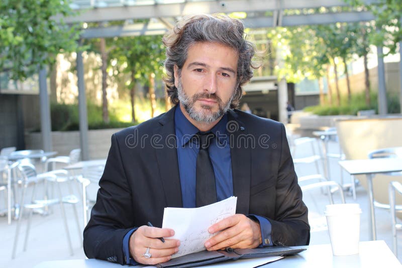 Η ώριμη αφηρημάδα ατόμων έξω από τη συνεδρίαση γραφείων παρουσιάζει υπαίθρια με ένα έγγραφο στα χέρια του κοιτάζοντας επίμονα επά στοκ φωτογραφίες με δικαίωμα ελεύθερης χρήσης Η ώριμη αφηρημάδα ατόμων έξω από τη συνεδρίαση γραφείων παρουσιάζει υπαίθρια με ένα έγγραφο στα χέρια του κοιτάζοντας επίμονα επά στοκ φωτογραφίες με δικαίωμα ελεύθερης χρήσης