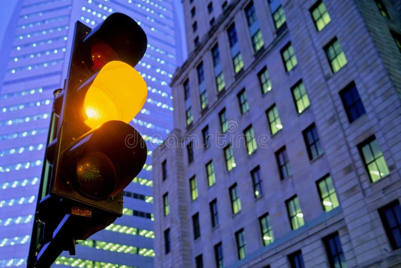 Κίτρινο φανάρι στην πόλη στοκ φωτογραφίες