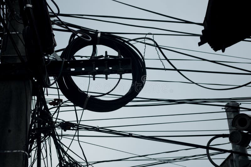 Ηλεκτρικός πυλώνας με υπερβολικά μεγάλη σύνδεση Κλείσιμο ηλεκτρικού πυλώνα στοκ εικόνα