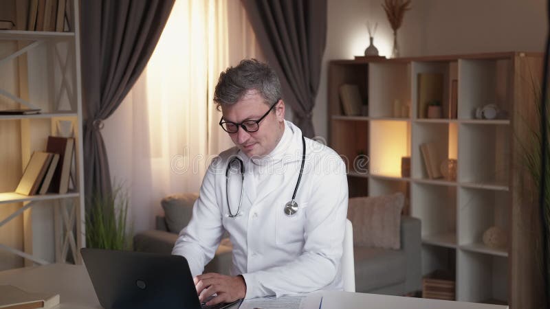 ηλεκτρονική επικοινωνία χαρούμενη αλλαγή από τον άνδρα γιατρό απόθεμα βίντεο