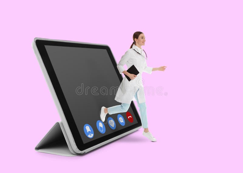 ηλεκτρονικό φάρμακο. γιατρός και σύγχρονο tablet σε ροζ φόντο στοκ φωτογραφίες με δικαίωμα ελεύθερης χρήσης