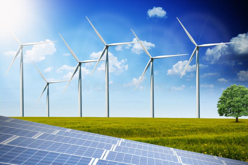 Ηλιακά πλαίσια Photovoltaics και ανεμοστρόβιλοι που παράγουν τη εναλλακτική ενέργεια στοκ εικόνα με δικαίωμα ελεύθερης χρήσης