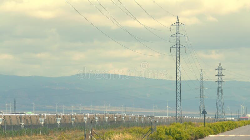 Ηλιακός σταθμός, γεννήτριες αέρα και πυλώνες δύναμης Βιώσιμη ηλεκτρική ενεργειακή παραγωγή στοκ εικόνες Ηλιακός σταθμός, γεννήτριες αέρα και πυλώνες δύναμης Βιώσιμη ηλεκτρική ενεργειακή παραγωγή στοκ εικόνες