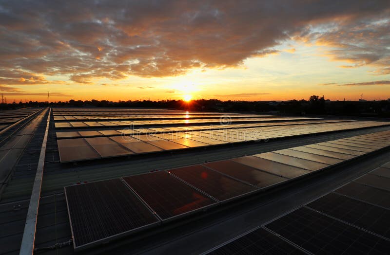 Ηλιακός όμορφος ουρανός ανατολής στεγών PV στοκ εικόνα