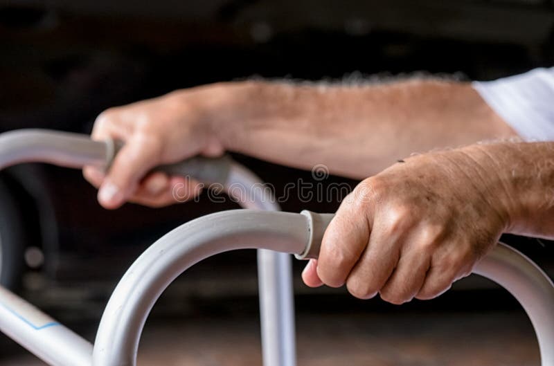 Ηλικιωμένα χέρια που κρατούν τον περιπατητή στοκ φωτογραφίες με δικαίωμα ελεύθερης χρήσης Ηλικιωμένα χέρια που κρατούν τον περιπατητή στοκ φωτογραφίες με δικαίωμα ελεύθερης χρήσης