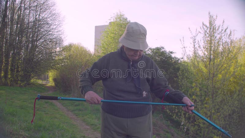 Ηλικιωμένη ενεργός γυναίκα με τους πόλους οδοιπορίας