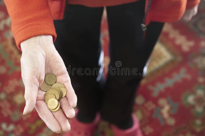 Ηλικιωμένη χεριών εκμετάλλευσης χρημάτων συνταξιοδοτική αποταμίευση χαλκού πενών νομισμάτων αλλαγής μετρητών χαλαρή στοκ εικόνα Ηλικιωμένη χεριών εκμετάλλευσης χρημάτων συνταξιοδοτική αποταμίευση χαλκού πενών νομισμάτων αλλαγής μετρητών χαλαρή στοκ εικόνα