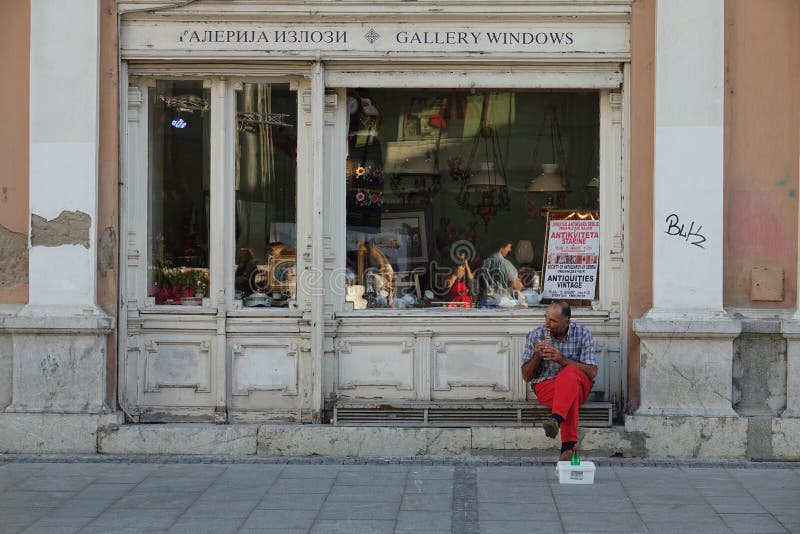 ηλικιωμένος ντόπιος άνδρας που παίζει φλάουτο για να ψυχαγωγήσει τον τουρίστα που περνάει από την πόλη στοκ εικόνες με δικαίωμα ελεύθερης χρήσης