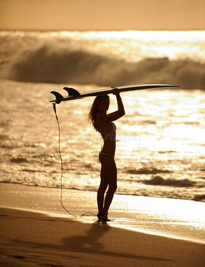 ηλιοβασίλεμα 5 κοριτσιών surfer στοκ φωτογραφία με δικαίωμα ελεύθερης χρήσης