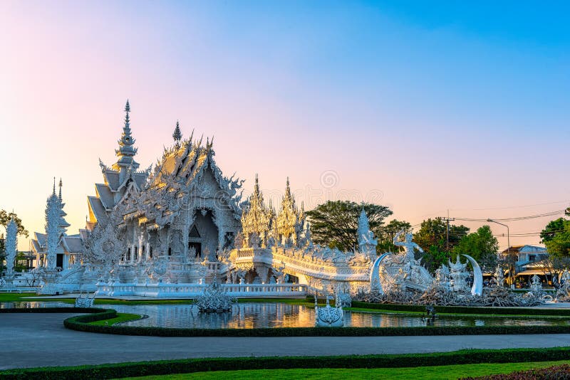 Ηλιοβασίλεμα Rong KhunWhite Wat templeat σε Chiang Rai, Ταϊλάνδη στοκ φωτογραφίες με δικαίωμα ελεύθερης χρήσης