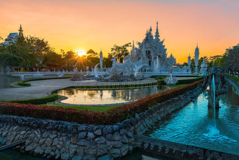 Ηλιοβασίλεμα Rong KhunWhite Wat templeat σε Chiang Rai, Ταϊλάνδη στοκ εικόνες με δικαίωμα ελεύθερης χρήσης