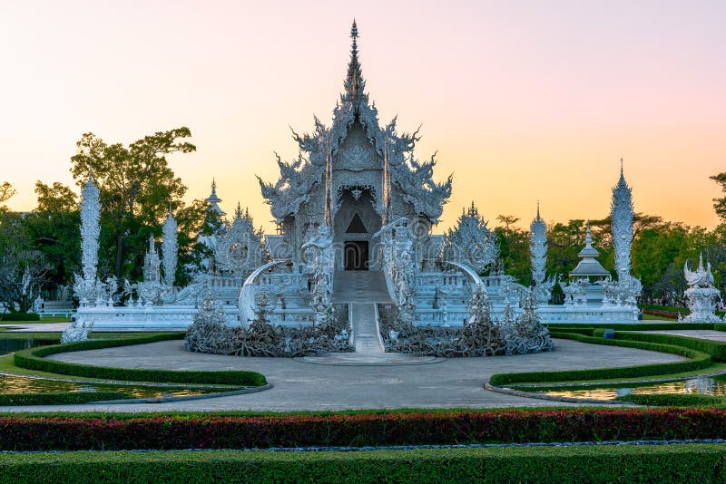 Ηλιοβασίλεμα Rong KhunWhite Wat templeat σε Chiang Rai, Ταϊλάνδη στοκ φωτογραφία με δικαίωμα ελεύθερης χρήσης