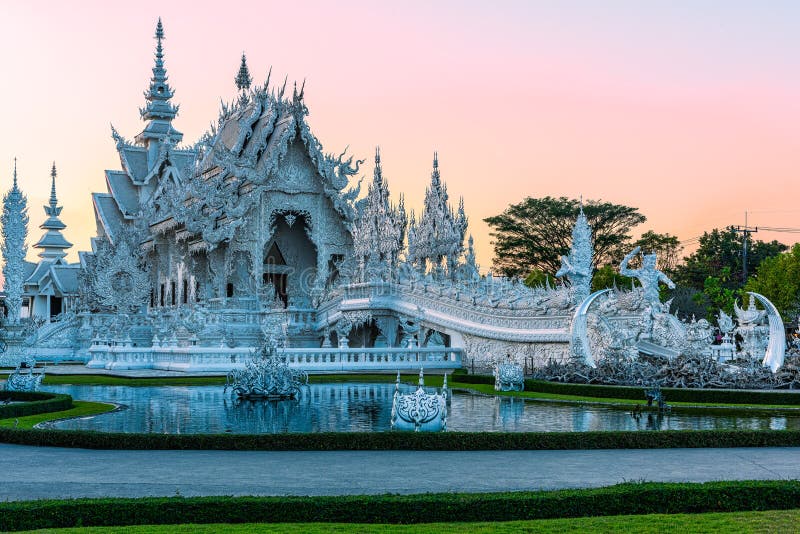 Ηλιοβασίλεμα Rong KhunWhite Wat templeat σε Chiang Rai, Ταϊλάνδη στοκ εικόνες