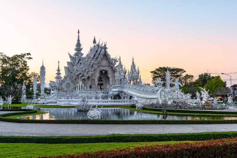 Ηλιοβασίλεμα Rong KhunWhite Wat templeat σε Chiang Rai, Ταϊλάνδη στοκ φωτογραφία με δικαίωμα ελεύθερης χρήσης