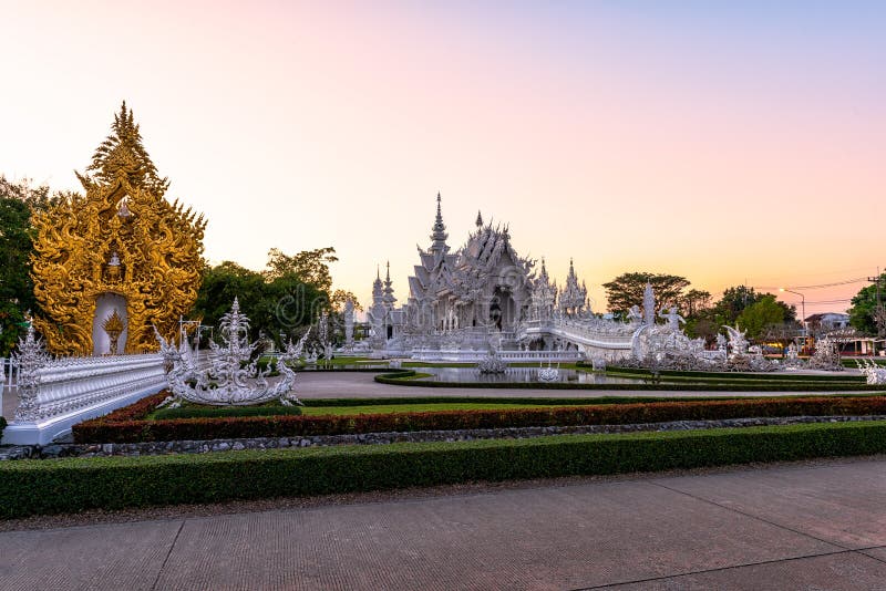 Ηλιοβασίλεμα Rong KhunWhite Wat templeat σε Chiang Rai, Ταϊλάνδη στοκ εικόνες με δικαίωμα ελεύθερης χρήσης
