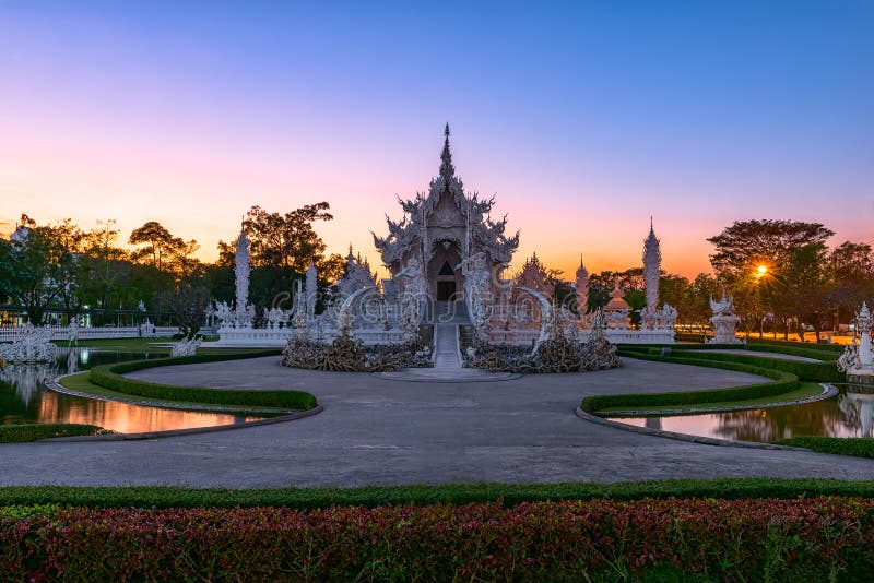 Ηλιοβασίλεμα Rong KhunWhite Wat templeat σε Chiang Rai, Ταϊλάνδη στοκ εικόνες με δικαίωμα ελεύθερης χρήσης