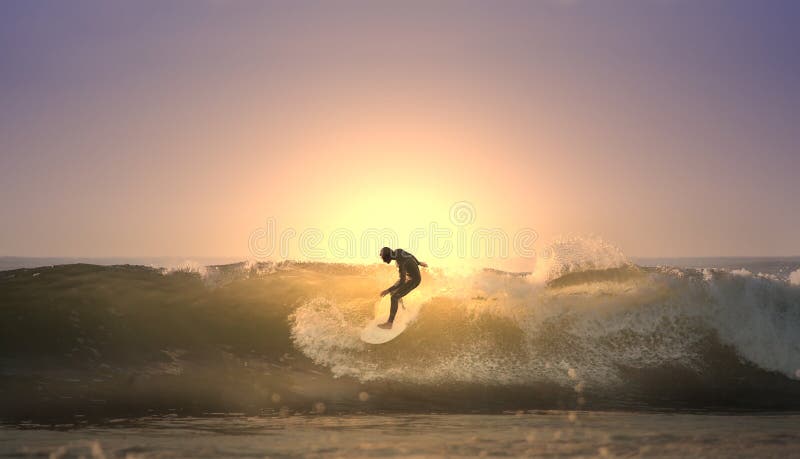 ηλιοβασίλεμα surfer στοκ εικόνα με δικαίωμα ελεύθερης χρήσης