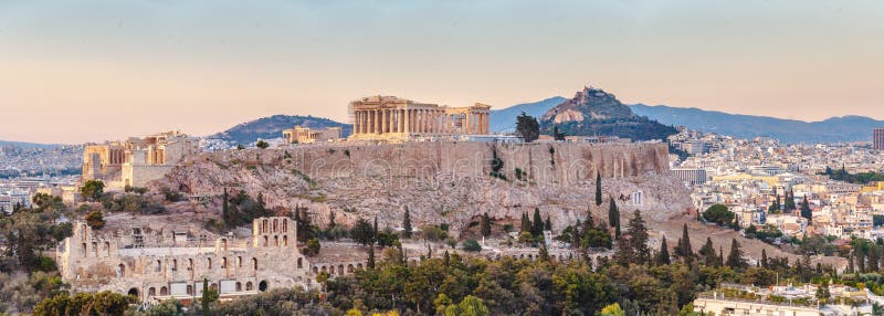 ηλιοβασίλεμα με αρχαία ερείπια στον λόφο φιλοπάπος ελλάδα στοκ εικόνα με δικαίωμα ελεύθερης χρήσης