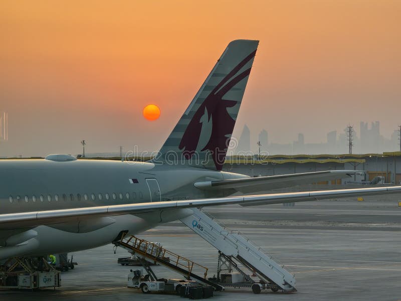 Ηλιοβασίλεμα με την Qatar Airways Airbus A350 στο διεθνές αεροδρόμιο Doha Hamad στοκ εικόνες