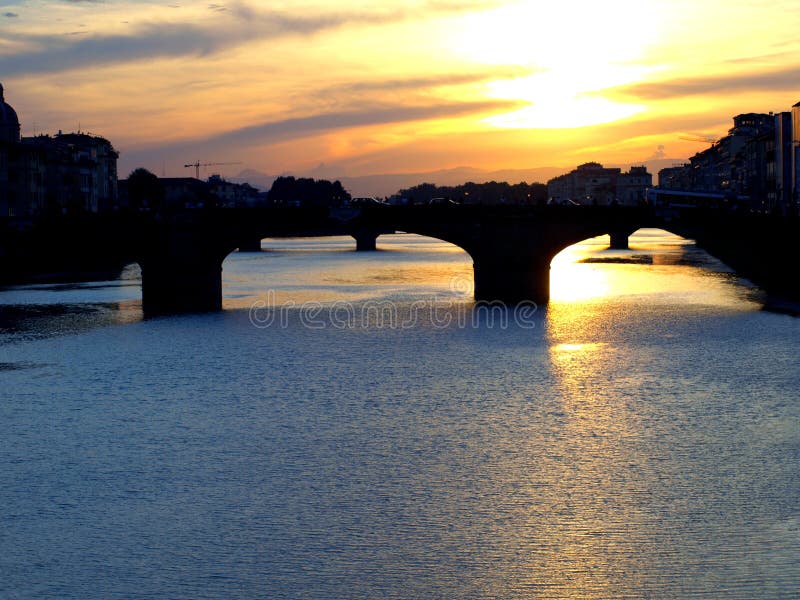 ηλιοβασίλεμα ποταμών της Φλωρεντίας arno στοκ εικόνα ηλιοβασίλεμα ποταμών της Φλωρεντίας arno στοκ εικόνα