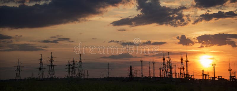 Ηλιοβασίλεμα πριν από μια καταιγίδα Βιομηχανία ηλεκτρικής δύναμης και έννοια φύσης στοκ εικόνες