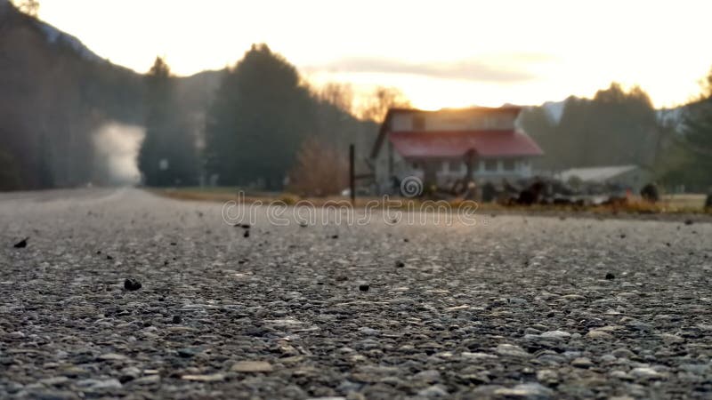 Ηλιοβασίλεμα στο δρόμο στην όμορφη Τσιμεντένια Ουάσινγκτον στοκ φωτογραφίες Ηλιοβασίλεμα στο δρόμο στην όμορφη Τσιμεντένια Ουάσινγκτον στοκ φωτογραφίες