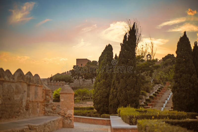Ηλιοβασίλεμα στο κάστρο Alcazaba στοκ εικόνα με δικαίωμα ελεύθερης χρήσης Ηλιοβασίλεμα στο κάστρο Alcazaba στοκ εικόνα με δικαίωμα ελεύθερης χρήσης